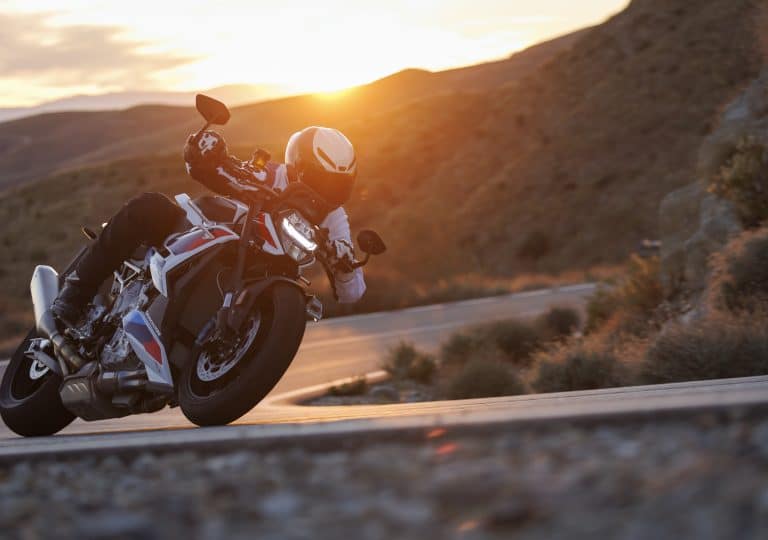 motard conduisant une moto sportive avec un